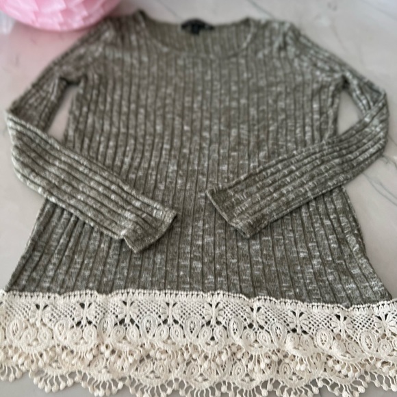Francesca’s  Living Doll Green Knit  top w/ lace trim Sz S - Picture 1 of 5